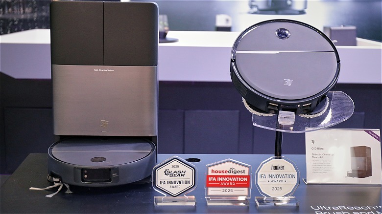 3i Q10 Ultra cleaning a kitchen as a dog looks on