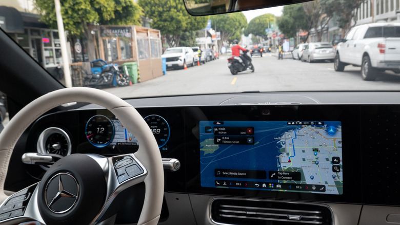 MB.Drive Assist Pro avoids a scooter making a U-turn