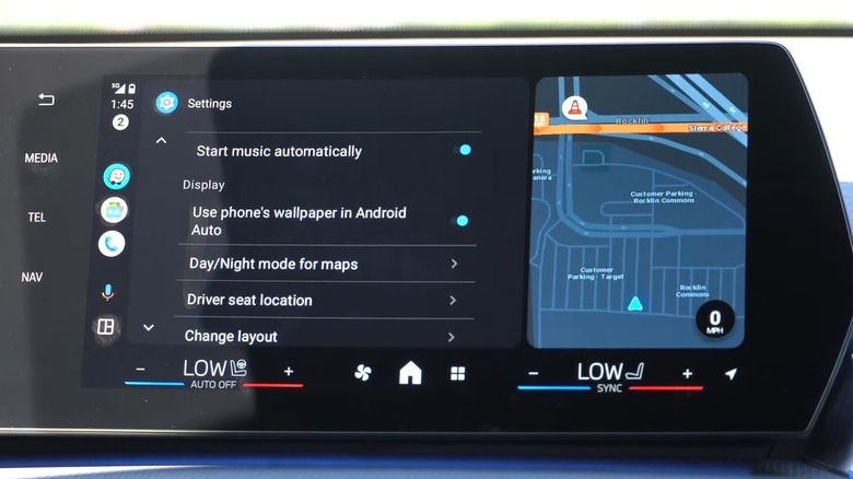 Use phone's wallpaper option in Android Auto in a car's infotainment display