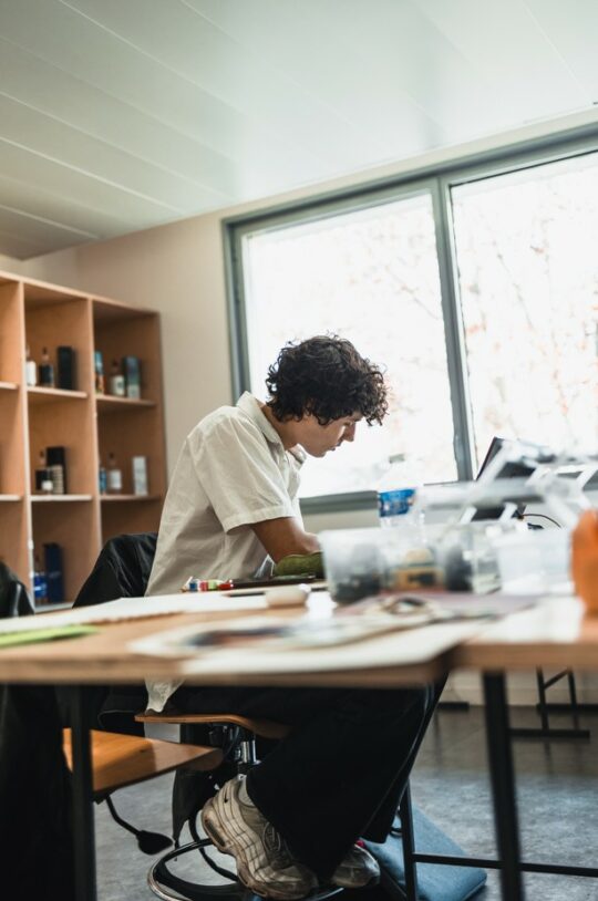 étudiant en train de travailler esma