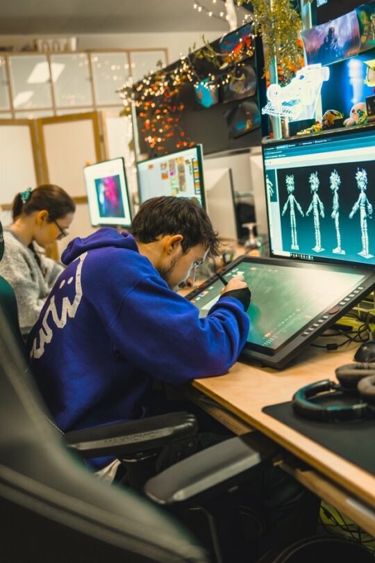 étudiants qui travaillent leur animation 3d esma