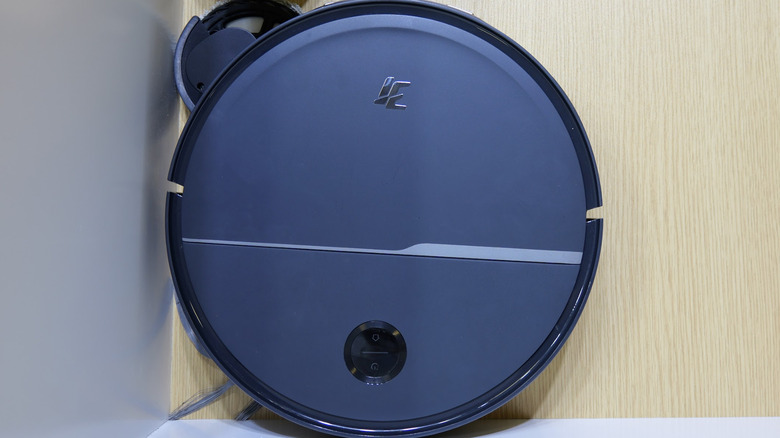 SlashGear IFA Innovation Award badge superimposed over image of 3i Q10 Ultra in use