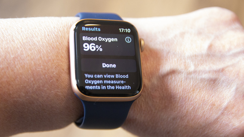 Someone wearing an Apple Watch display blood oxygen levels