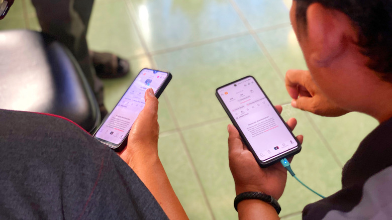 Two people using TikTok, which is displaying a screen showing the feed can't load due to connection errors.