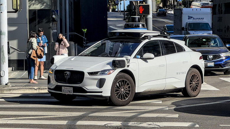 waymo making turn in los angeles