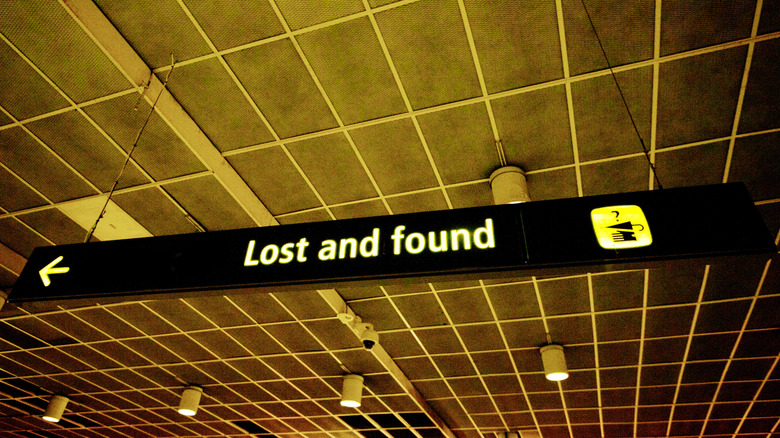 Sign displaying lost and found sign in an airport
