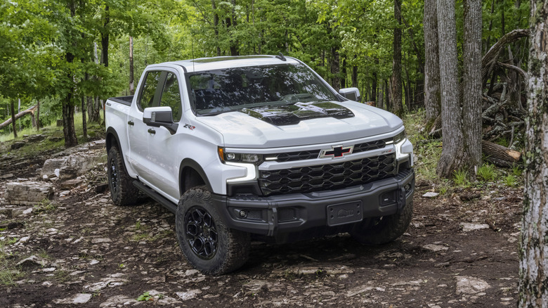 Chevrolet Silverado ZR2 Bison off-roading