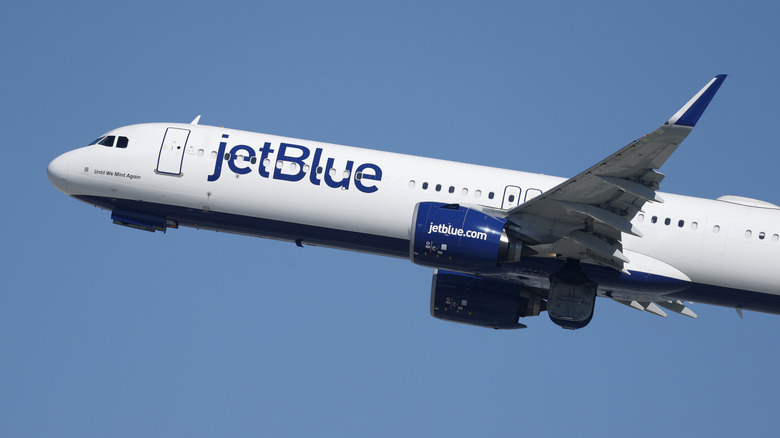 Jet Blue airliner in flight