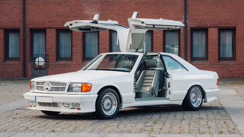 Mercedes-Benz 500SEC Styling Garage Gullwing near an office block