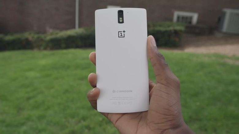 Marques Brownlee holds OnePlus One
