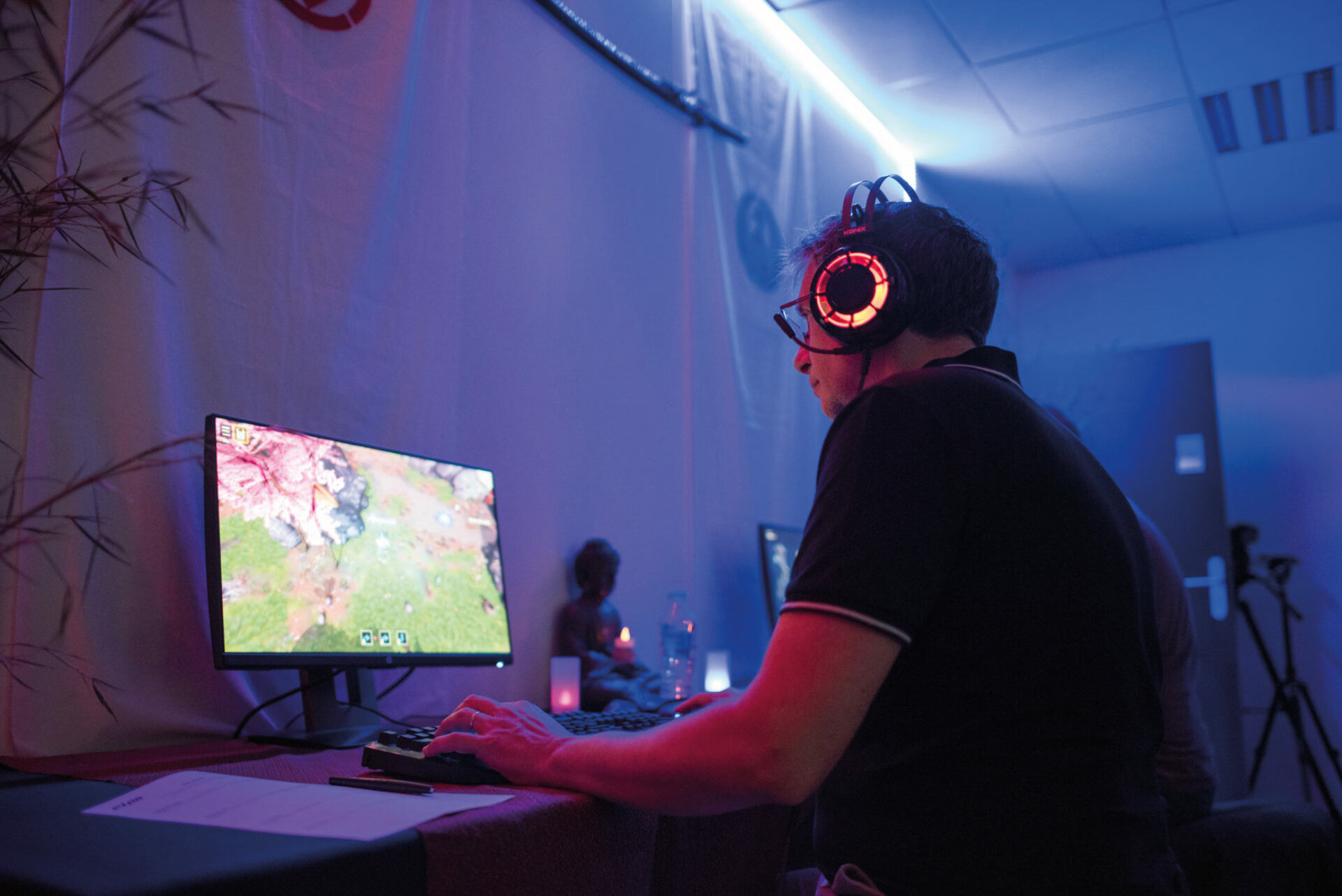 professionnel en train d'exercer le métier de testeur de jeu vidéo