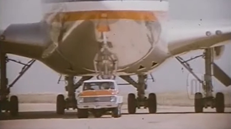 Truck pulling a 747