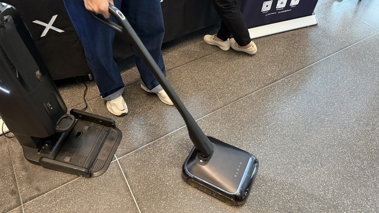 xLean TR1 in push mode with docking station beside it