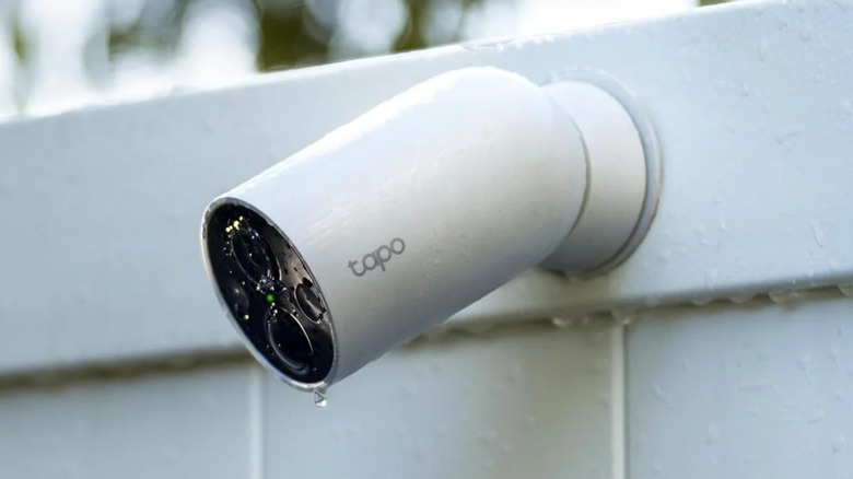 Tapo MagCam mounted on residential fence