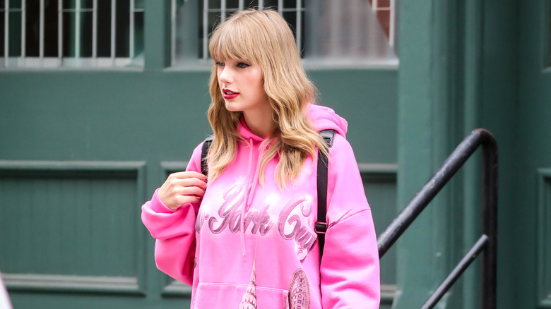 Taylor swift in pink