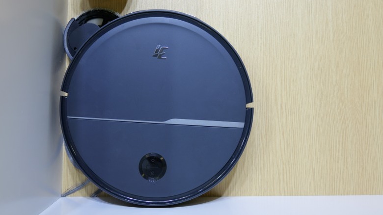 3i Q10 Ultra under working a desk with low clearance