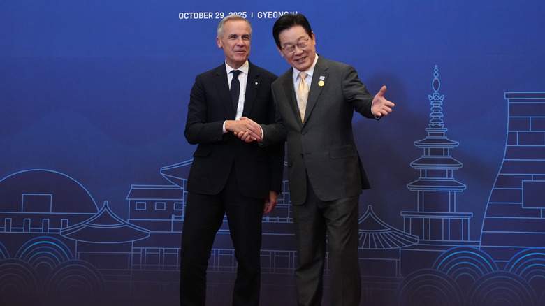 Mark Carney and Lee Jae Myung shaking hands