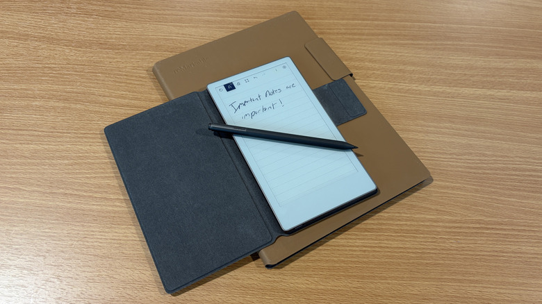 Remarkable Pro amd Remarkable Pro Move on a table