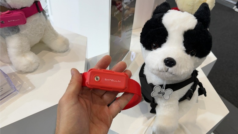 Orange SATELLAI Collar Go with stuffed dog