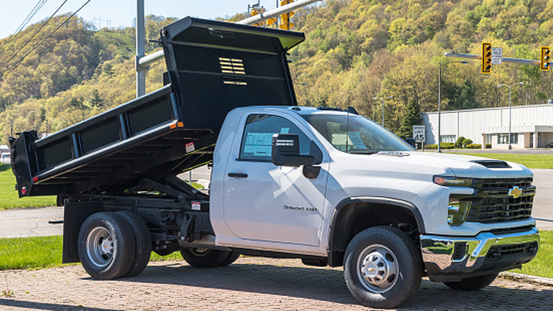 Front 3/4 view of Chevrolet Silverado 3500 HD chassis-cab dump truck